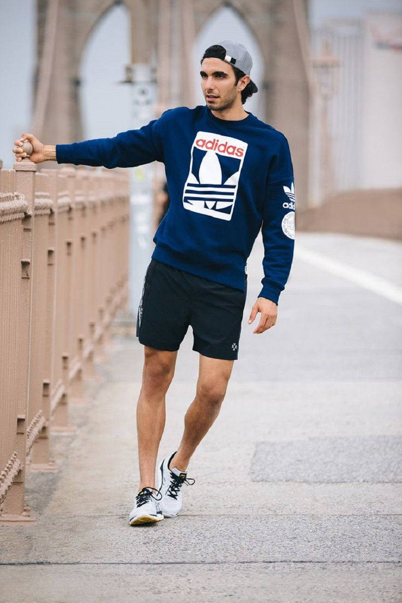 Năng động và thoải mái với quần short nam và sneaker