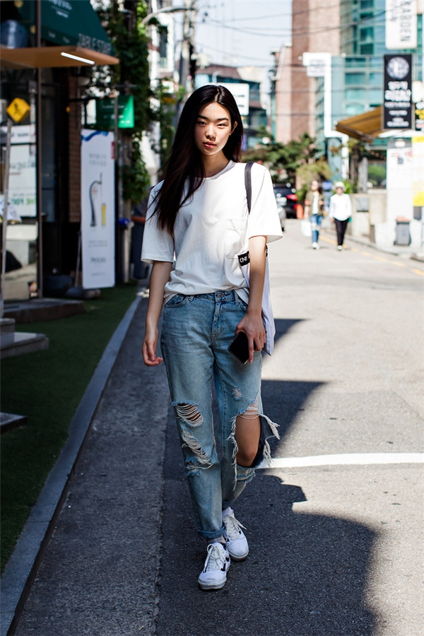 Năng động với cách phối áo thun và quần jeans rách