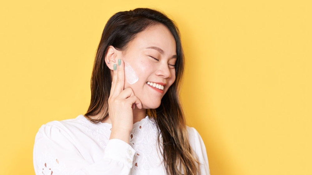 Nên bôi kem chống nắng và kiên trì để đạt được hiệu quả dưỡng trắng tốt nhất