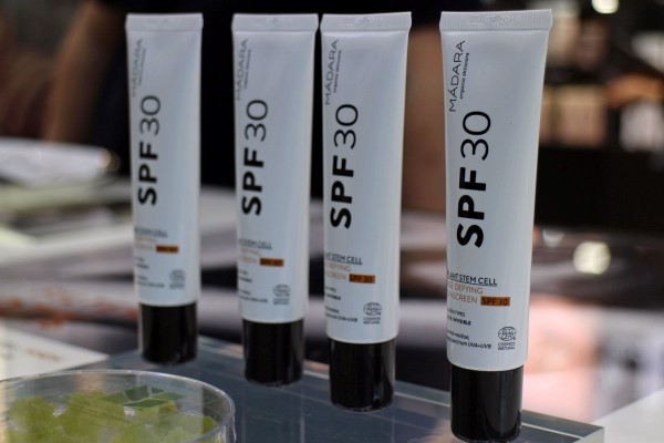 Nên dùng kem chống nắng có độ SPF từ 15-50 là hợp lý cho da
