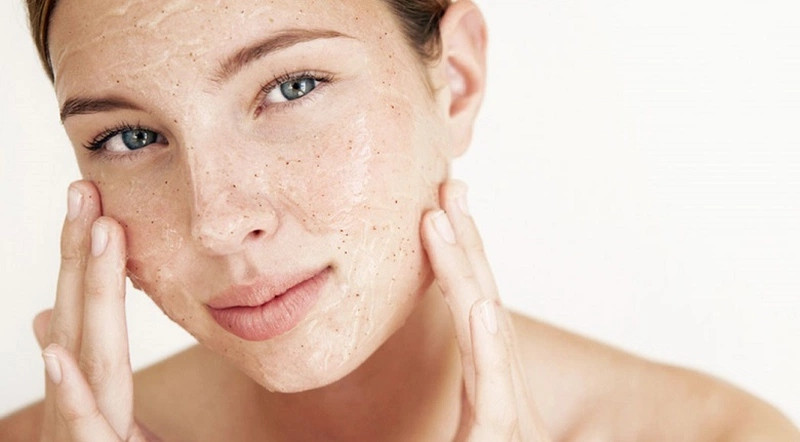 Nên tẩy tế bào chết thường xuyên để loại bỏ bụi bẩn lớp da chết trên da
