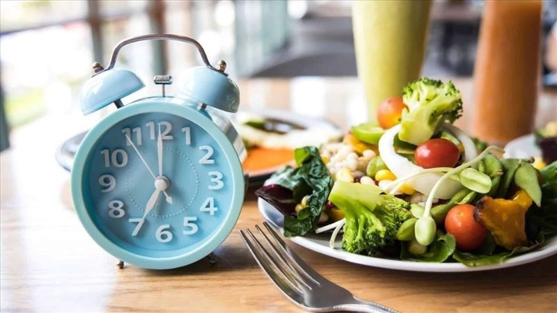 Nên tránh xa các chất kích thích, hạn chế tiêu thụ tinh bột và chất béo bão hòa