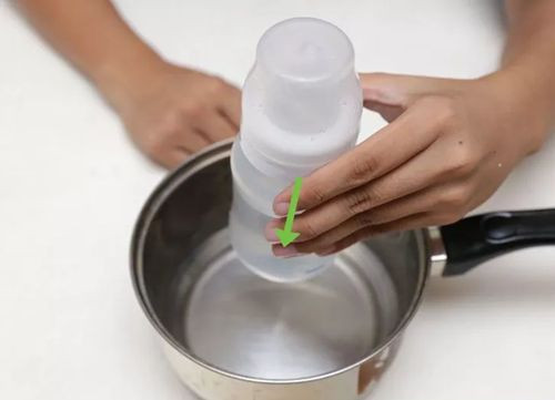 Ngâm bình sữa để khử trùng