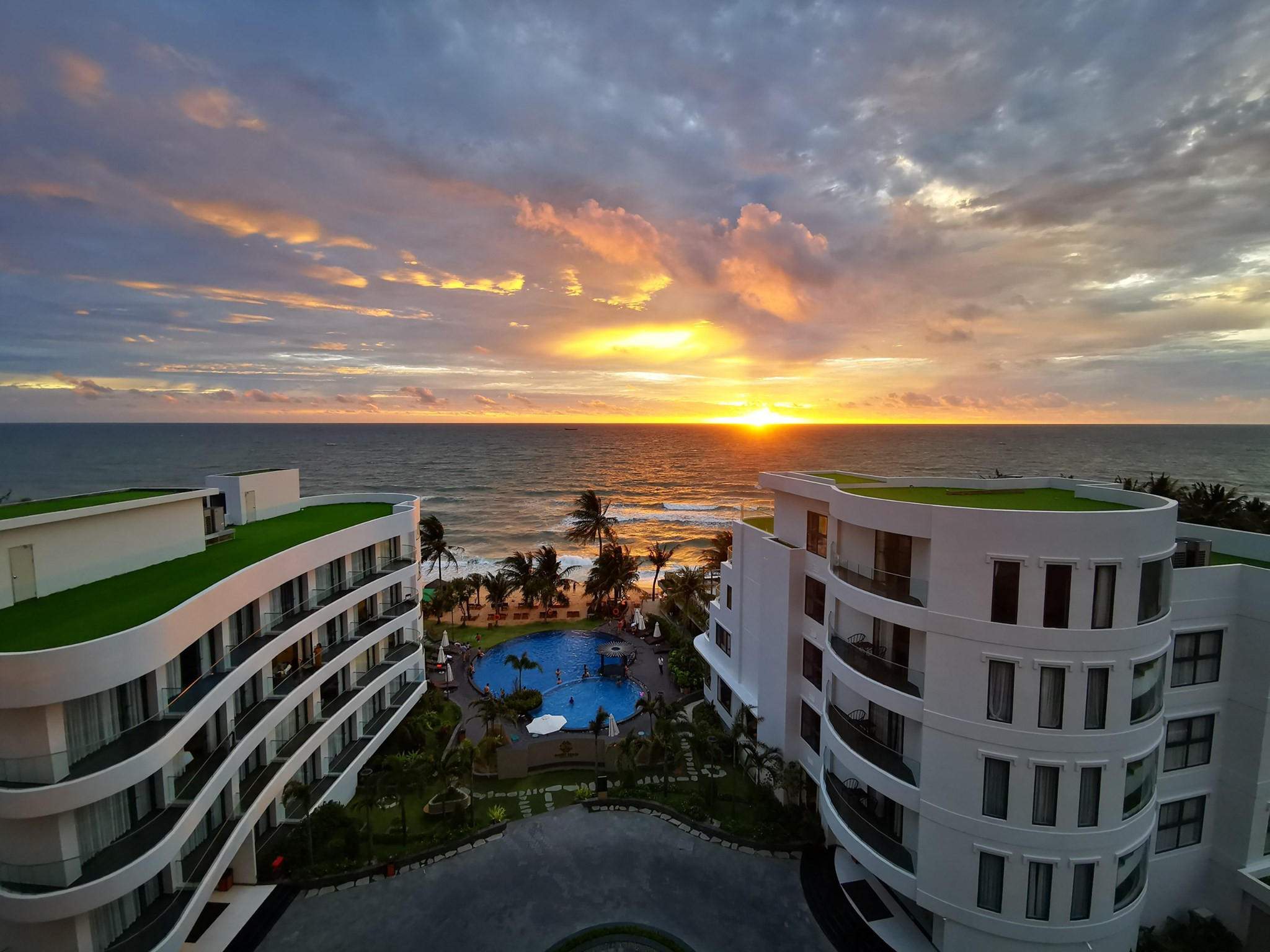 Ngắm hoàng hôn tại Sunset Beach Phú Quốc Resort &amp; Spa