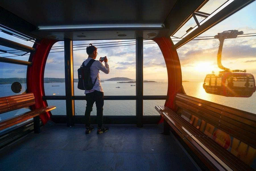 Ngắm hoàng hôn từ cabin cáp treo