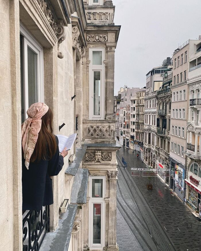 Ngắm nhìn cảnh sắc Istanbul từ cửa sổ phòng.