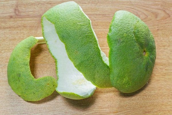 Ngăn tóc gãy rụng bằng vỏ bưởi