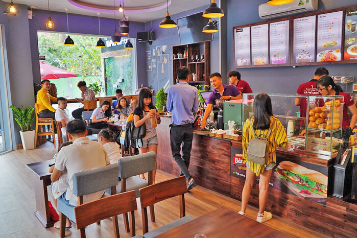 nghien-cuu-khach-hang-muc-tieu-cua-quan-cafe