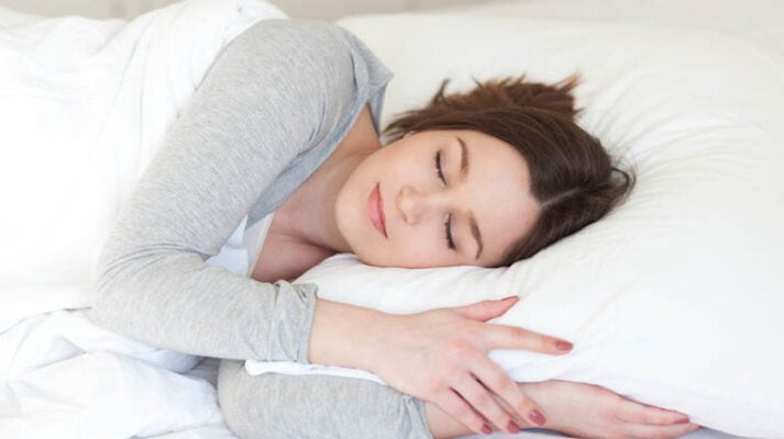 Người phụ nữ thư giãn và ngủ ngon