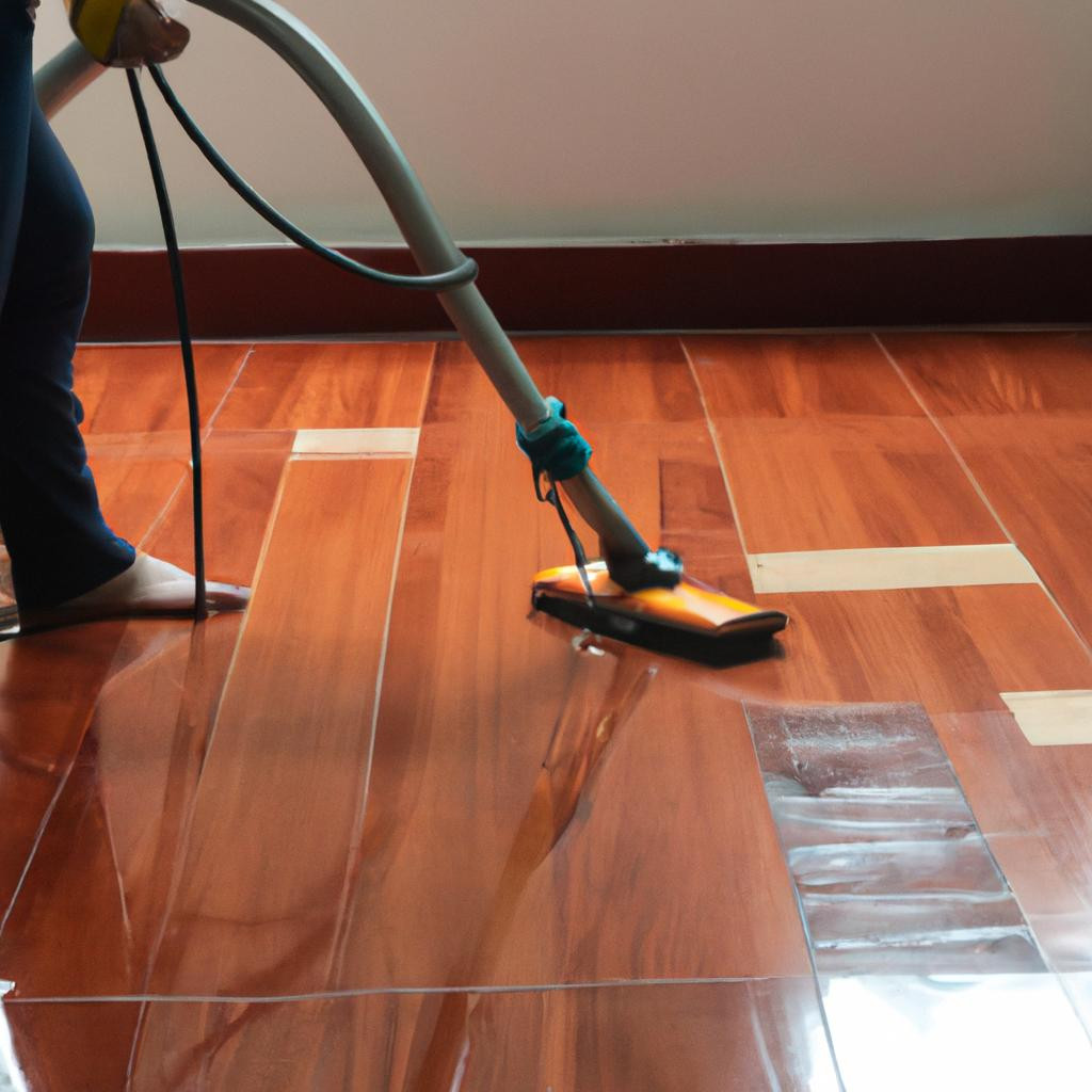 Người thợ vệ sinh và bảo dưỡng sàn gỗ trong ngôi nhà ở TP.HCM