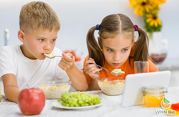 Trẻ suy dinh dưỡng vì vừa ăn vừa xem ti vi