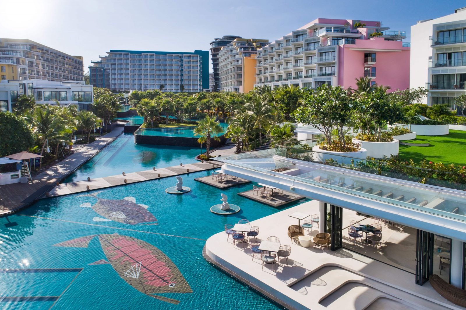 Nhà hàng Club House bên cạnh hồ bơi tại Premier Residences Phú Quốc
