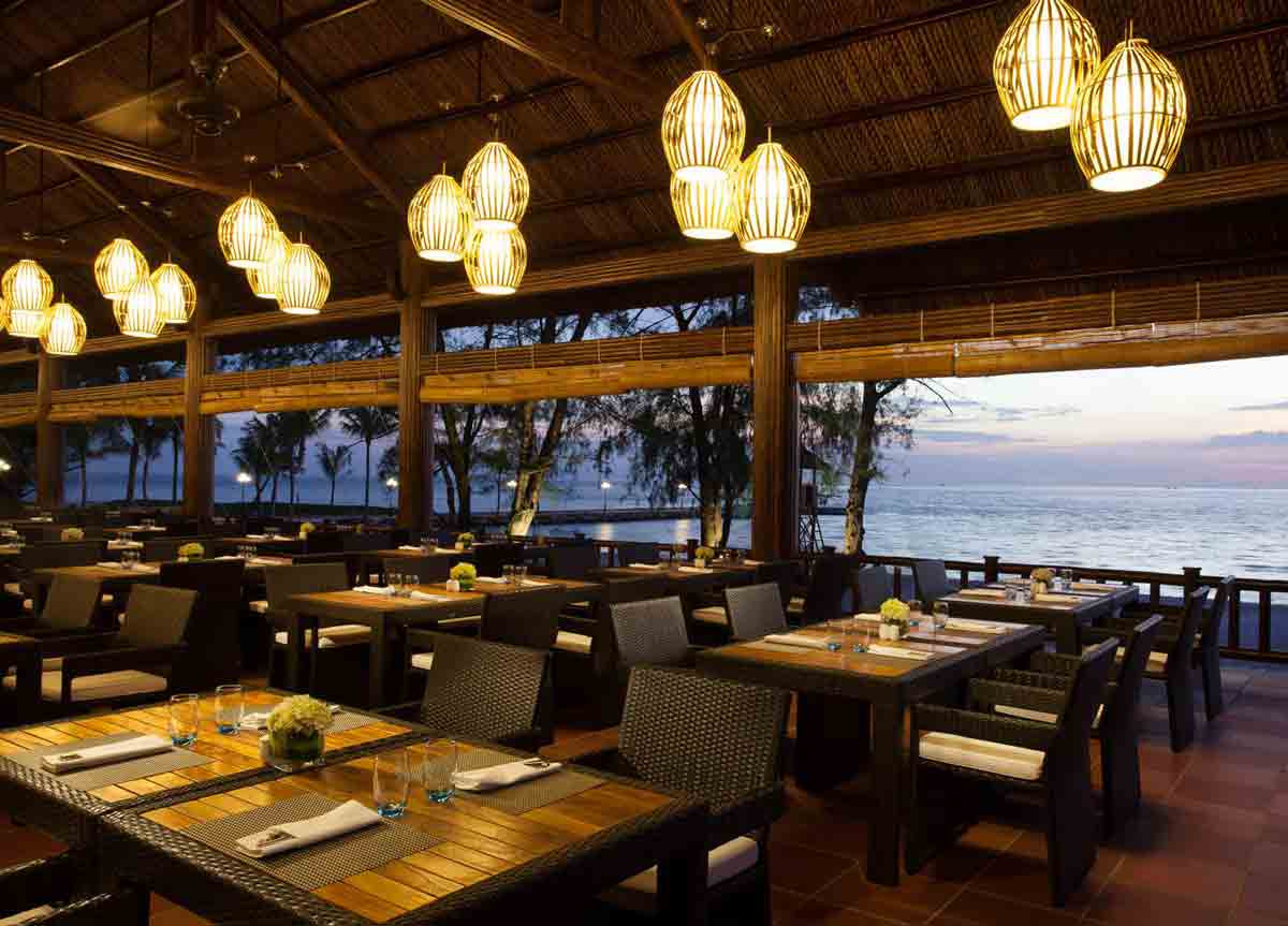 Nhà hàng Pepper bên cạnh bờ biển của Vinpearl Resort Phú Quốc