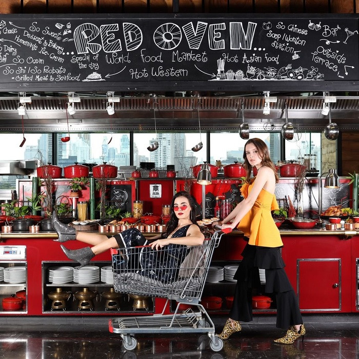 Nhà hàng Red Oven tại SO Sofitel Bangkok nơi du khách thưởng thức ẩm thực đa dạng