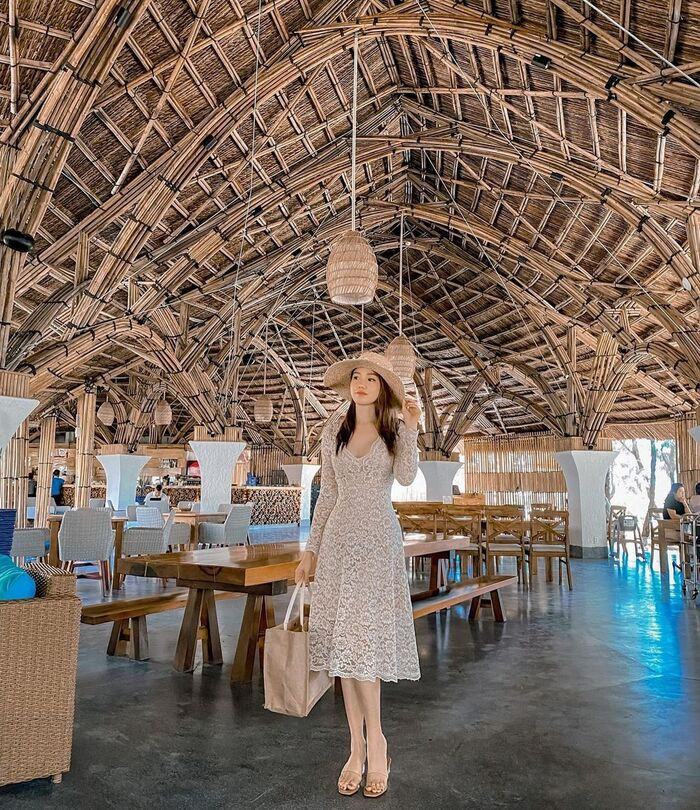 Nhà hàng với thiết kế gần gũi với thiên nhiên tại Stelia Beach Resort Phú Yên