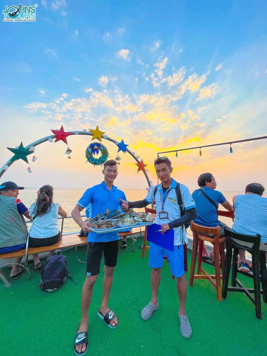 Nhân viên John’s Tours trên tàu câu mực