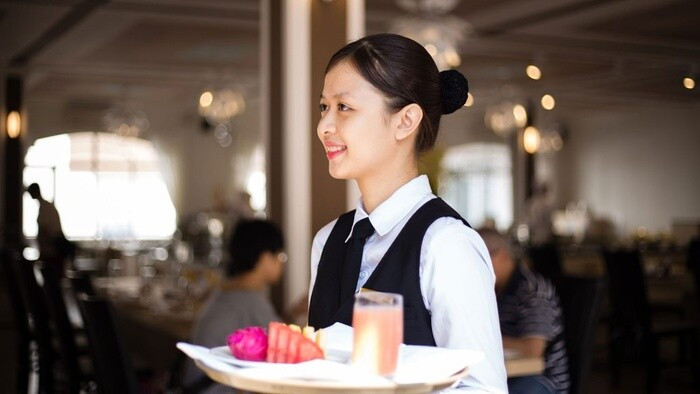 Nhân viên phục vụ theo ca tại quán Karaoke