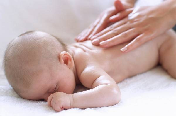 Nhẹ nhàng mở bàn tay trước ngực bé và vuốt nhẹ ra ngoài.