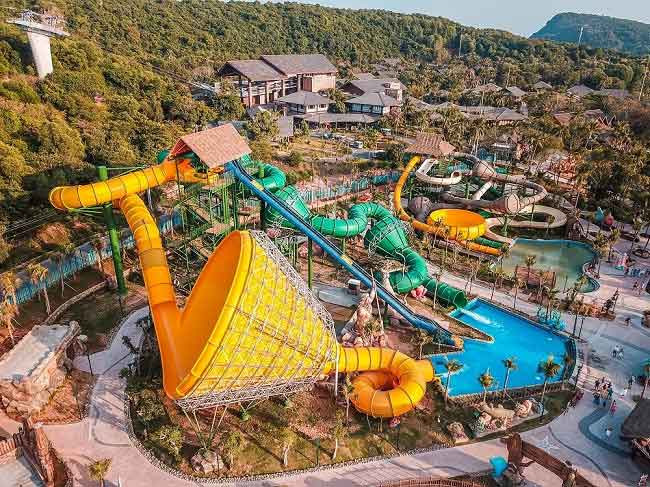 Nhiều trò chơi hấp dẫn tại công viên nước Aquatopia Water Park.