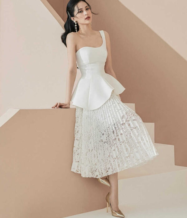 Nhìn vào cô gái trong chiếc đầm peplum, ta cảm nhận được sự tự tin, bản lĩnh và đầy quyền lực