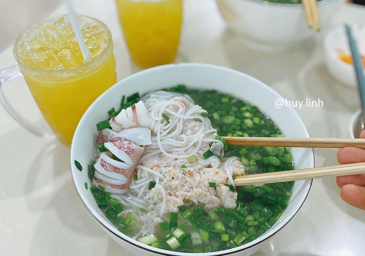 Nhớ gọi thêm ly nước mía khi ăn bún quậy Phú Quốc nhé!
