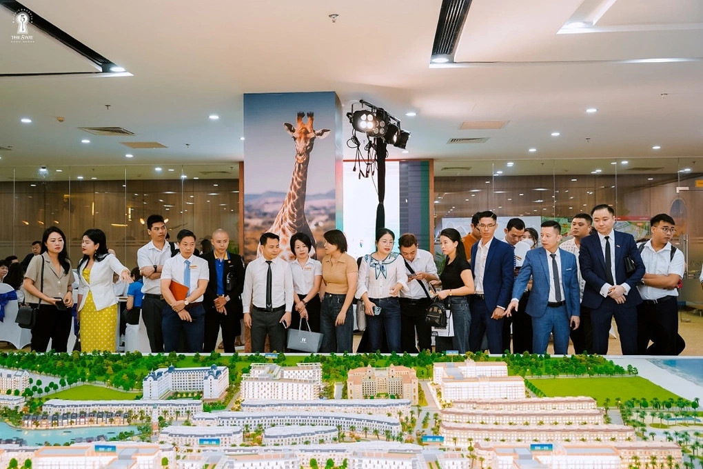 Những trải nghiệm thực tế khi tham quan sa bàn đã giúp khách hàng có cái nhìn chuyên sâu về dự án trước khi đưa ra quyết định.