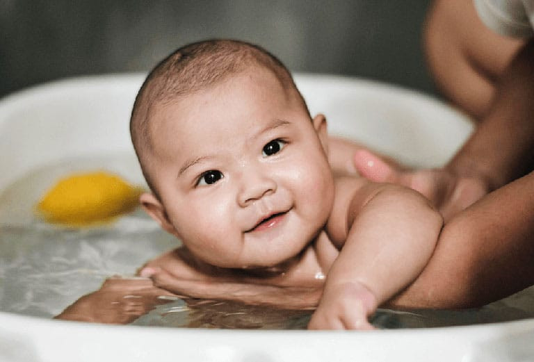 Niềm hạnh phúc khi tắm cho bé