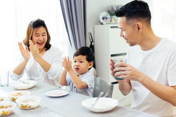 Nói chuyện với con cái như thế nào để trẻ tự tin, thông minh hơn?