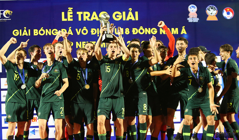 Niềm vui của U18 Australia trên bục nhận thưởng