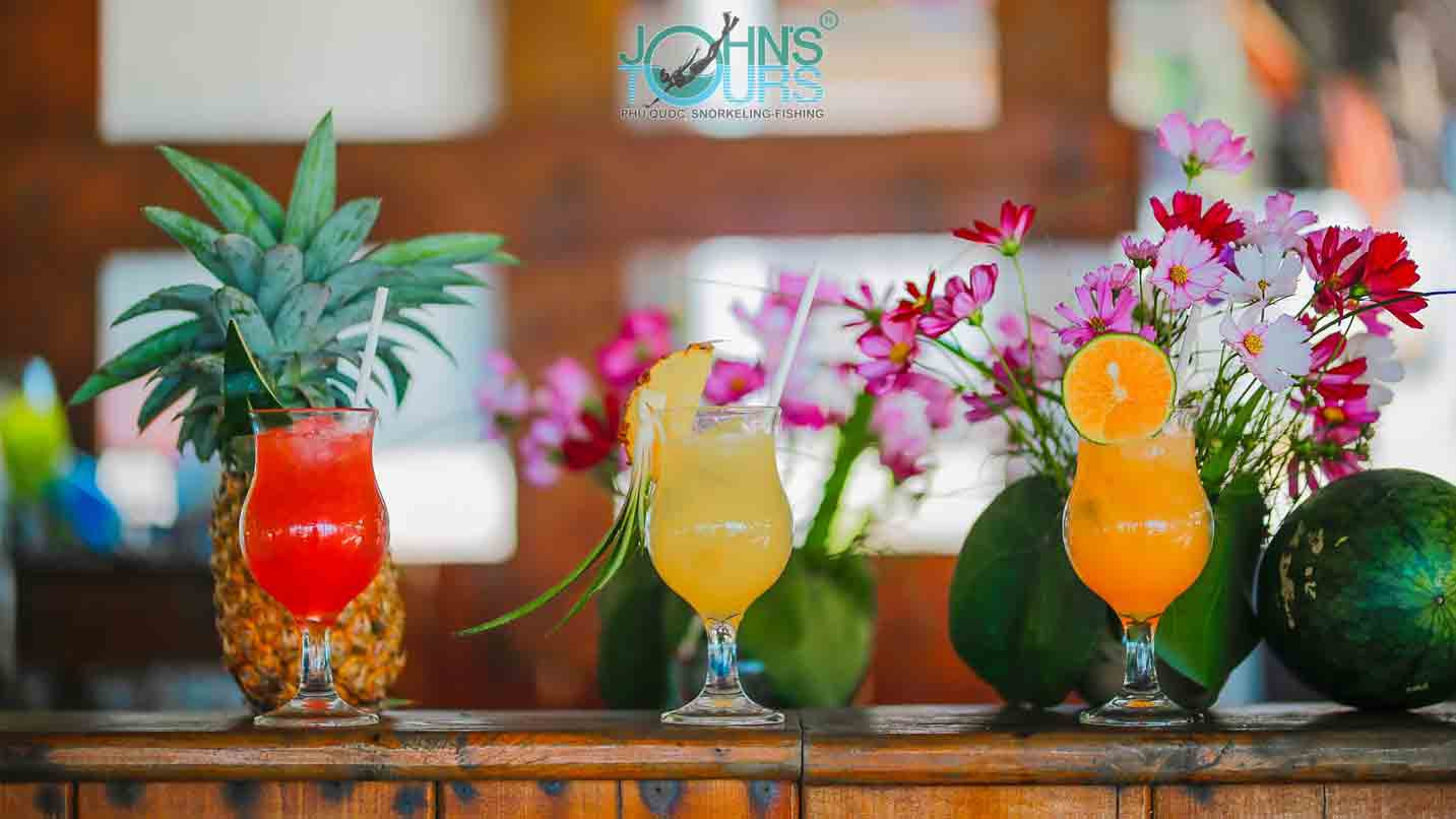 Nước dừa tươi tại quầy bar Hòn Mây Rút Trong.