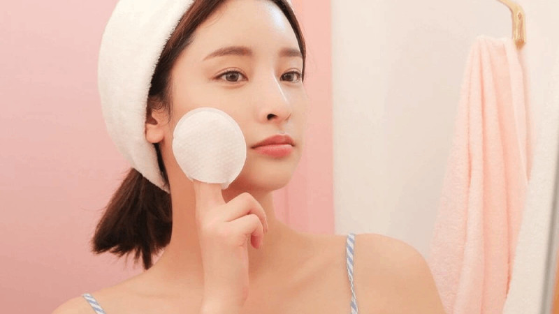 Nước hoa hồng giúp cân bằng độ pH của da, cung cấp độ ẩm và làm se khít lỗ chân lông.