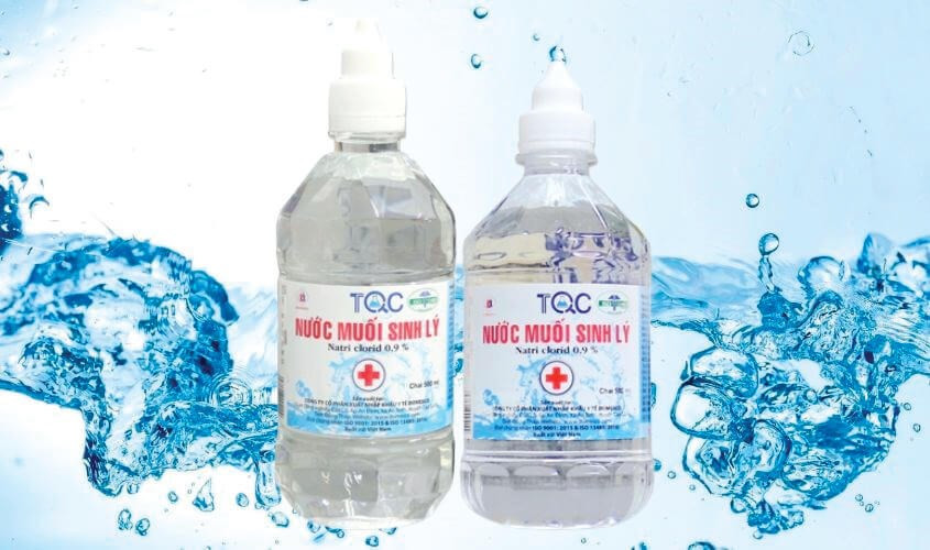 Nước muối sinh lý hỗ trợ điều trị mụn