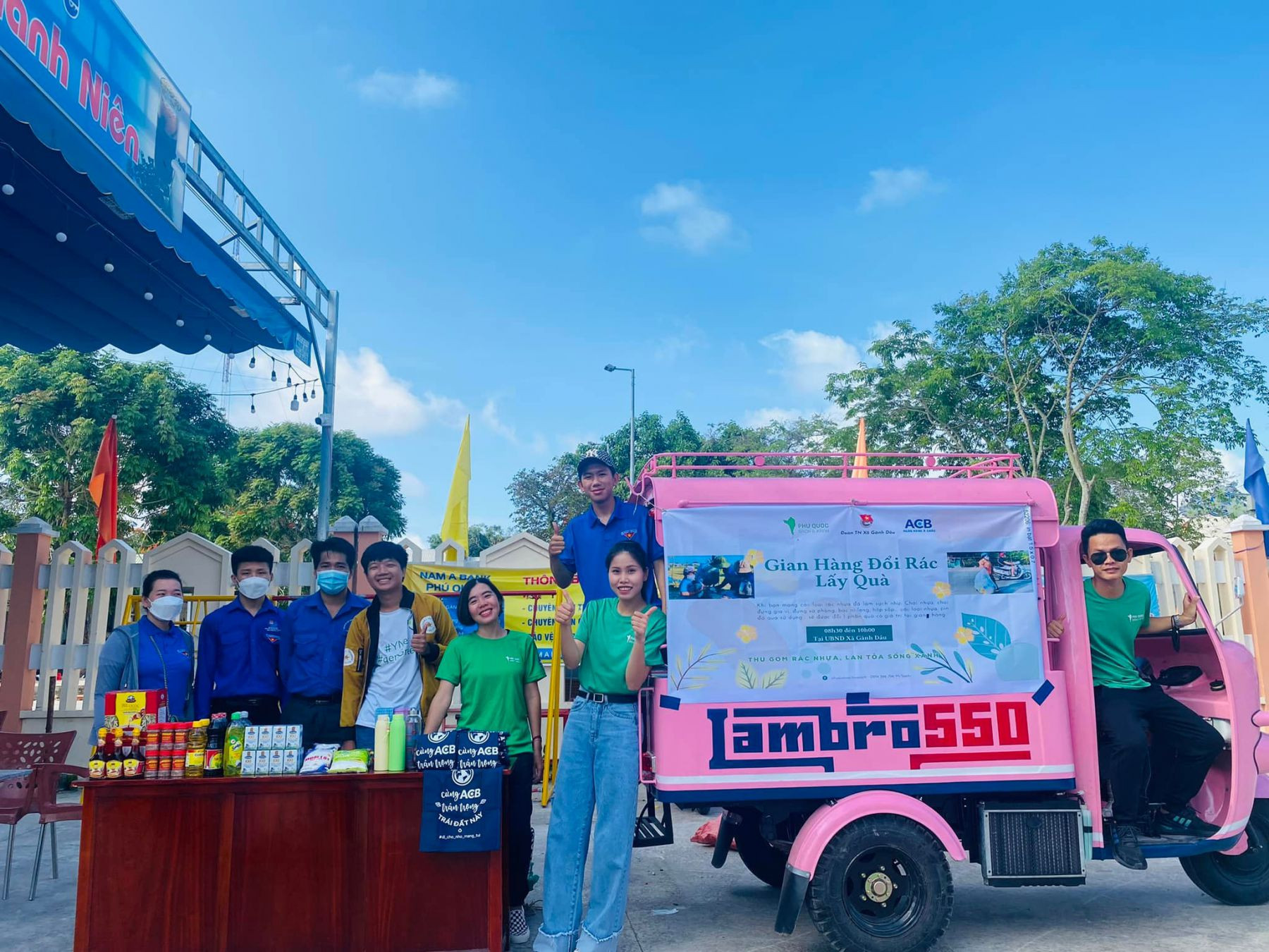 Ông Trần Văn Sanh (bên phải) và quầy đổi rác nhựa