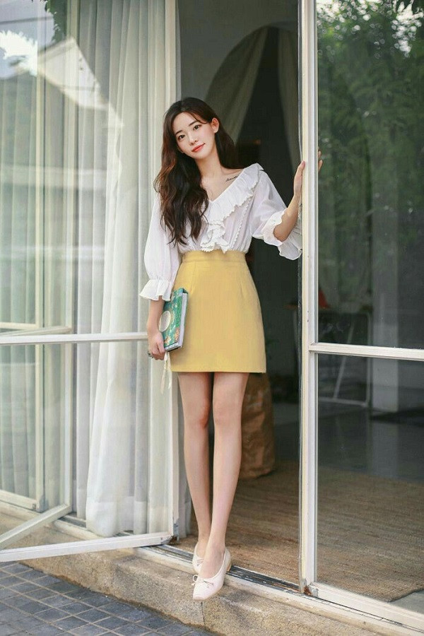 Outfit công sở với váy chữ A và giày búp bê quai hậu thanh lịch.