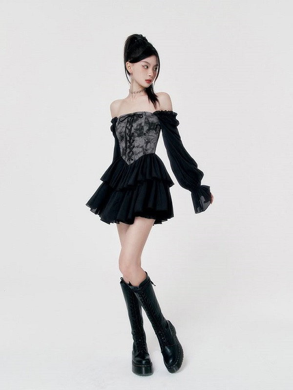 Outfit đi đám cưới cho nữ cá tính với đầm cúp ngực gợi cảm phối boots cao cổ đầy phong cách.