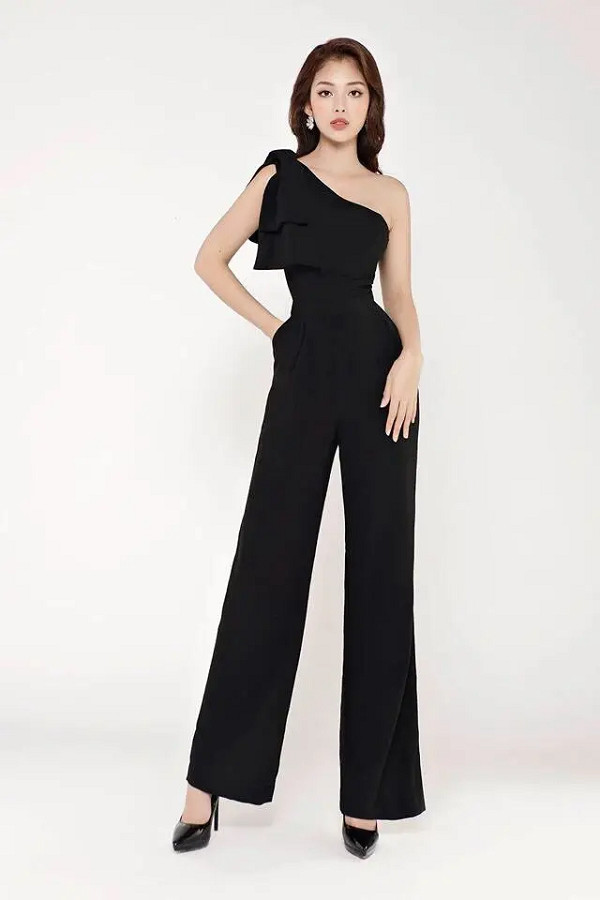 Outfit đi đám cưới cho nữ cá tính với jumpsuit lệch vai giúp tôn lên nét cá tính.