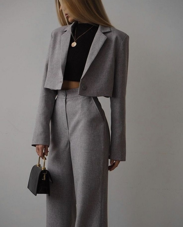 Outfit sành điệu với áo croptop, quần ống rộng và blazer khoác hờ đầy phóng khoáng.
