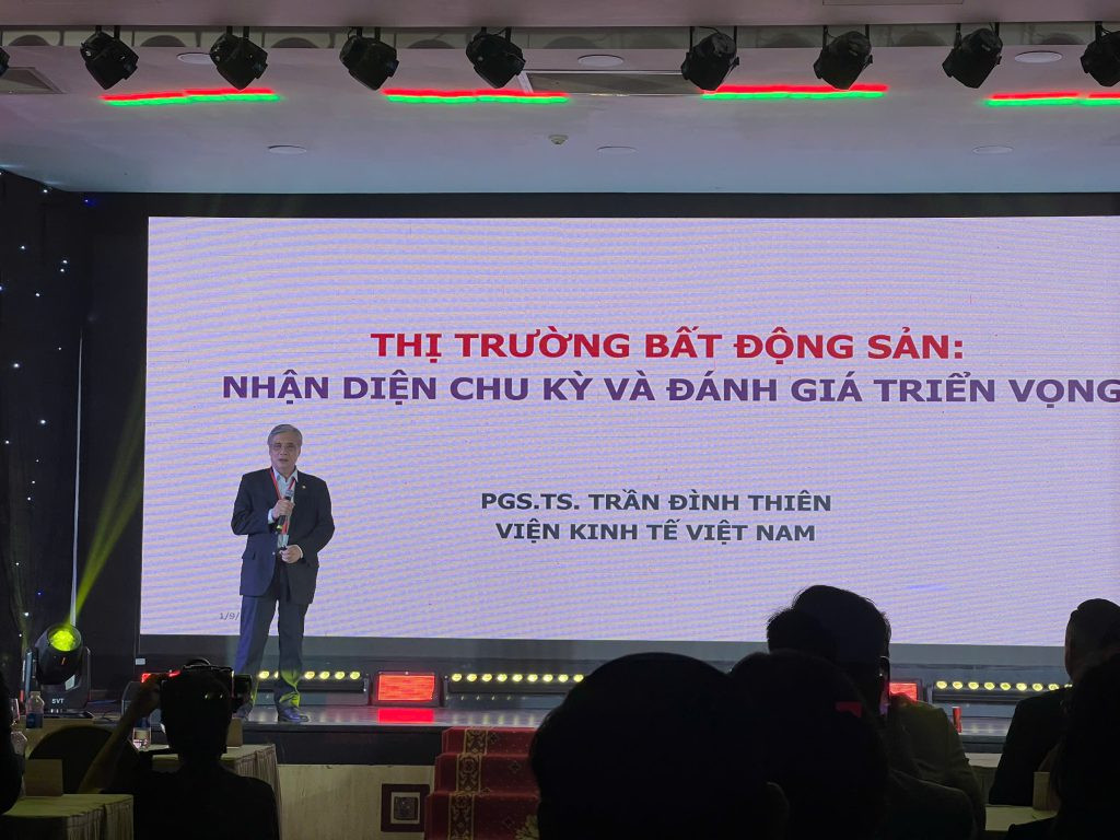 PGS.TS Trần Đình Thiên phát biểu tại hội nghị