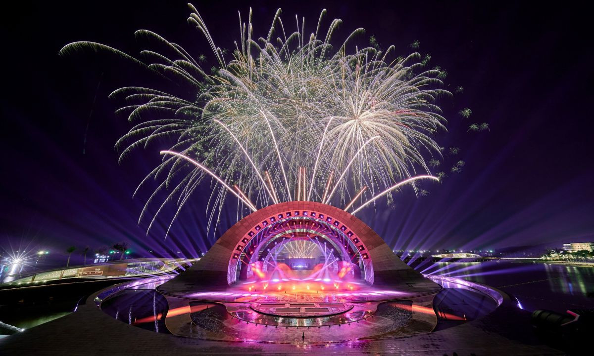 Pháo hoa illuminates bầu trời đêm trong show Kiss Of The Sea