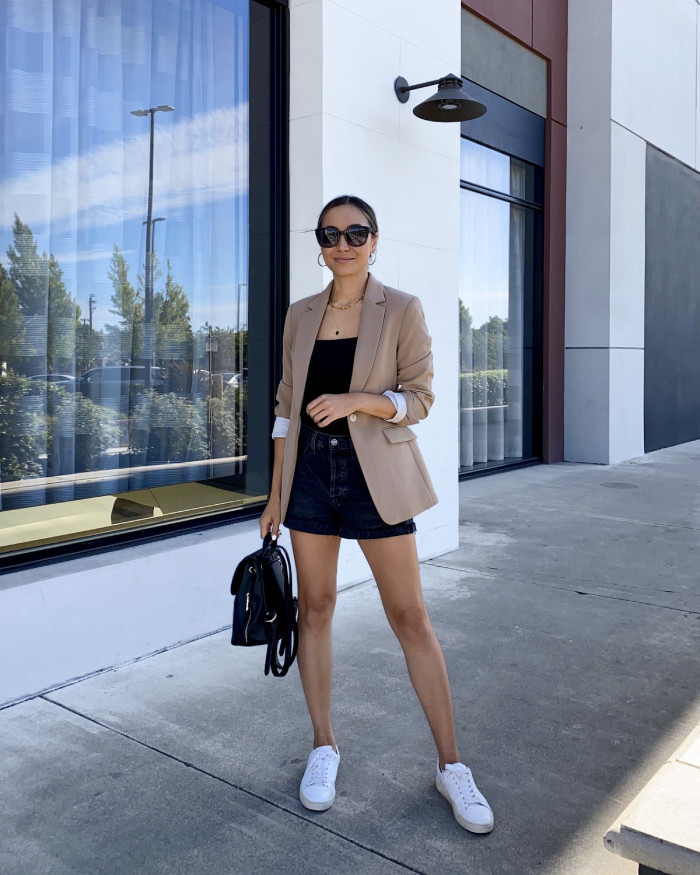 Phối áo blazer với giày thể thao
