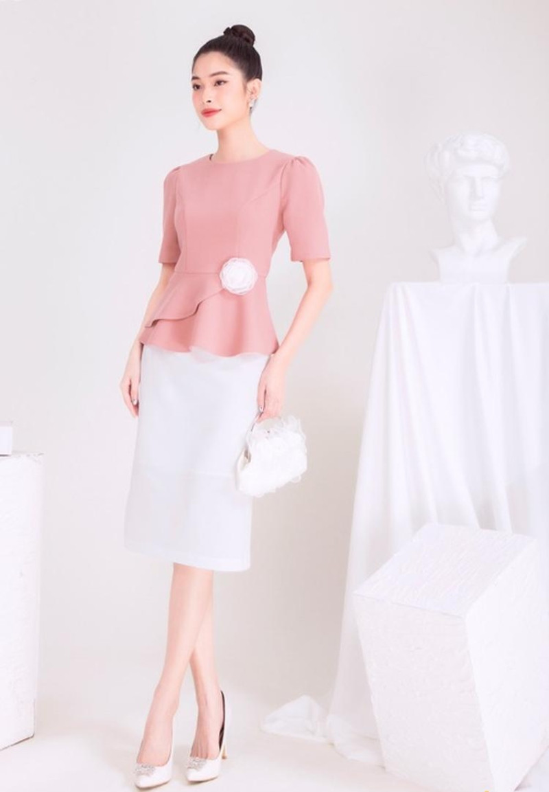 Phối áo peplum cùng chân váy bút chì