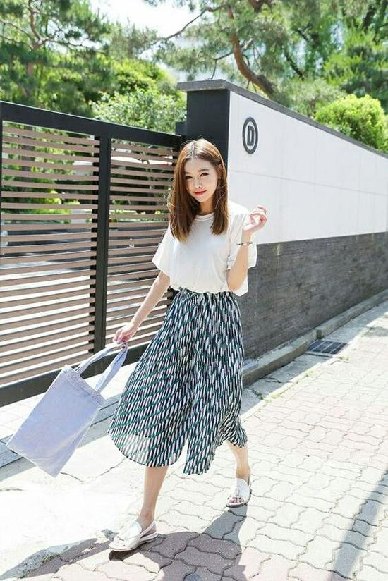 phối áo phông với chân váy hoa xoè