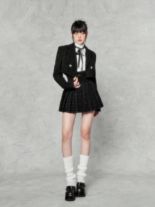 Phối chân váy xếp ly thanh lịch cùng blazer ngắn giúp tổng thể hài hòa, cá tính.