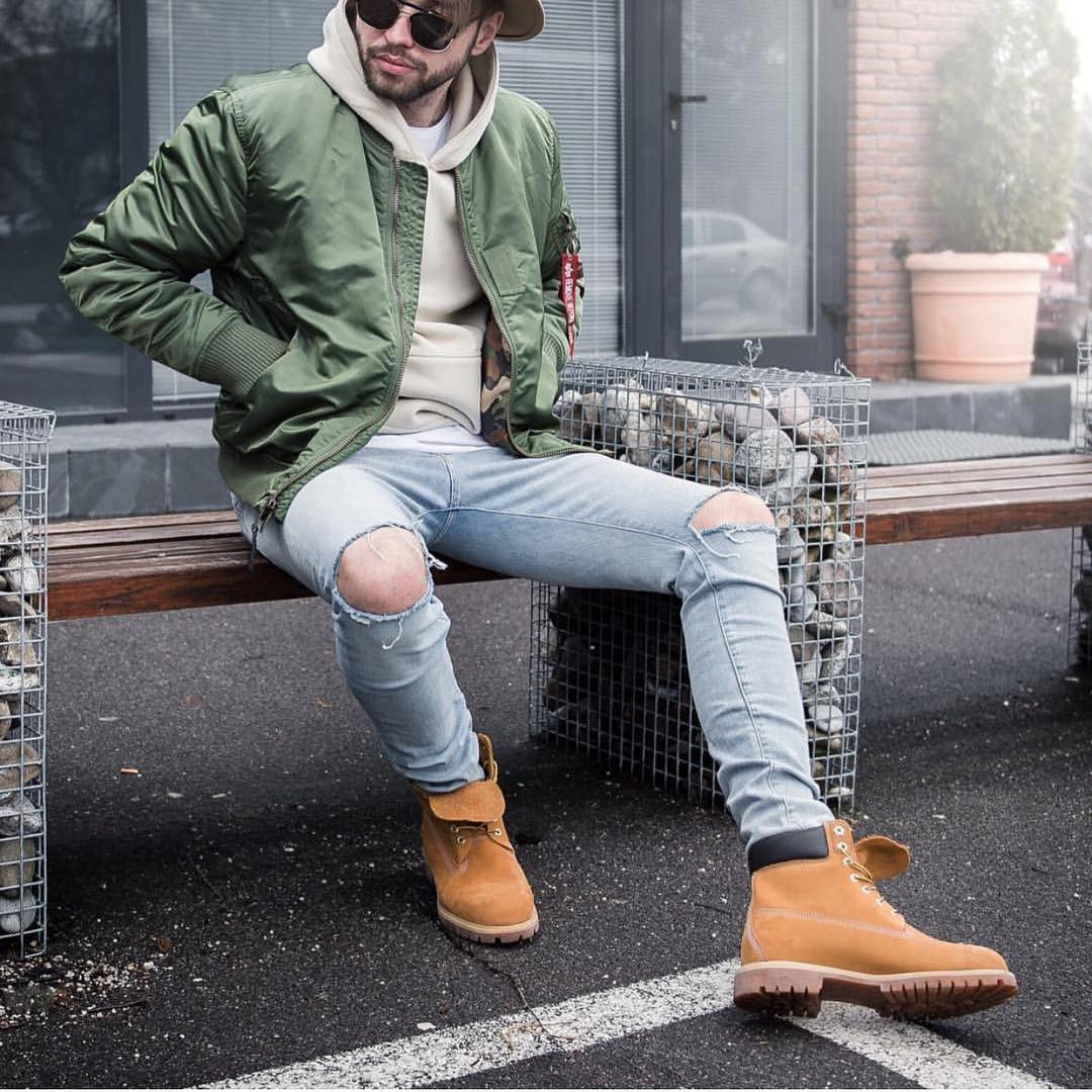 Phối quần jeans rách với áo khoác bomber
