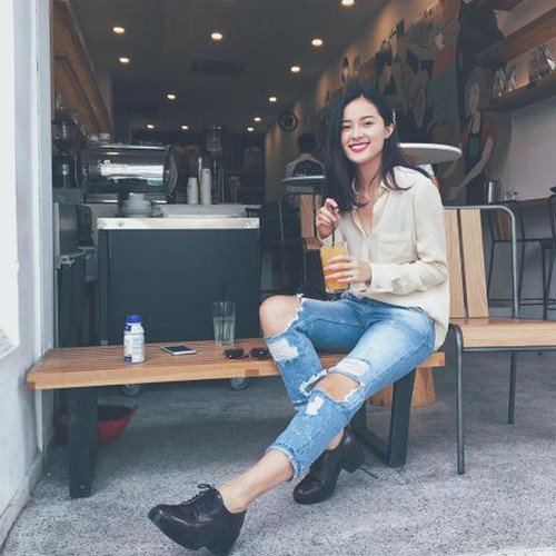 Phối quần jeans rách với áo sơ mi