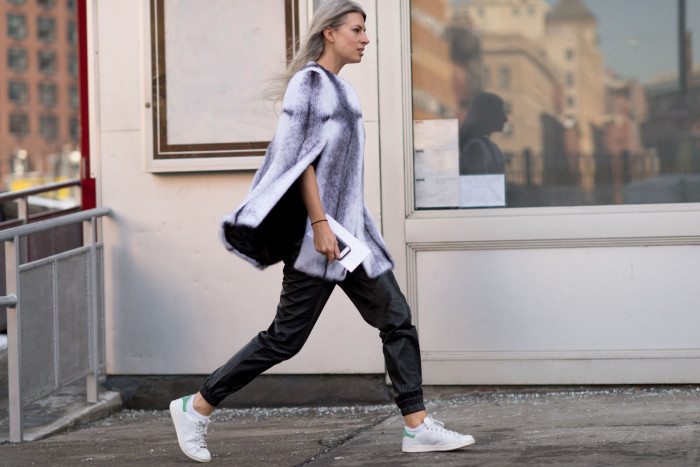 Phối quần joggers với giày thể thao