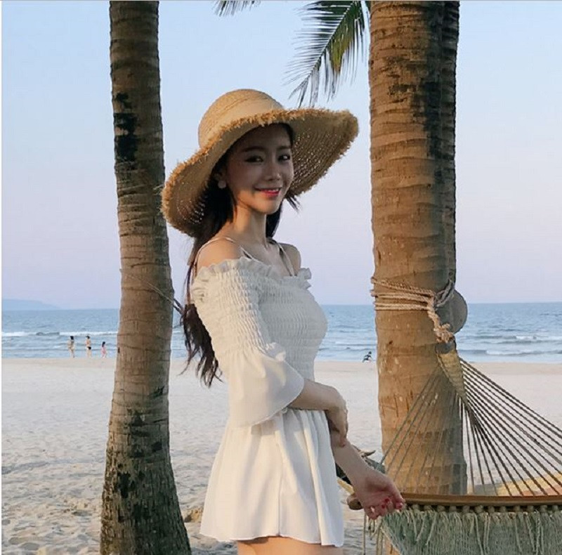 phối váy áo trễ vai đi biển