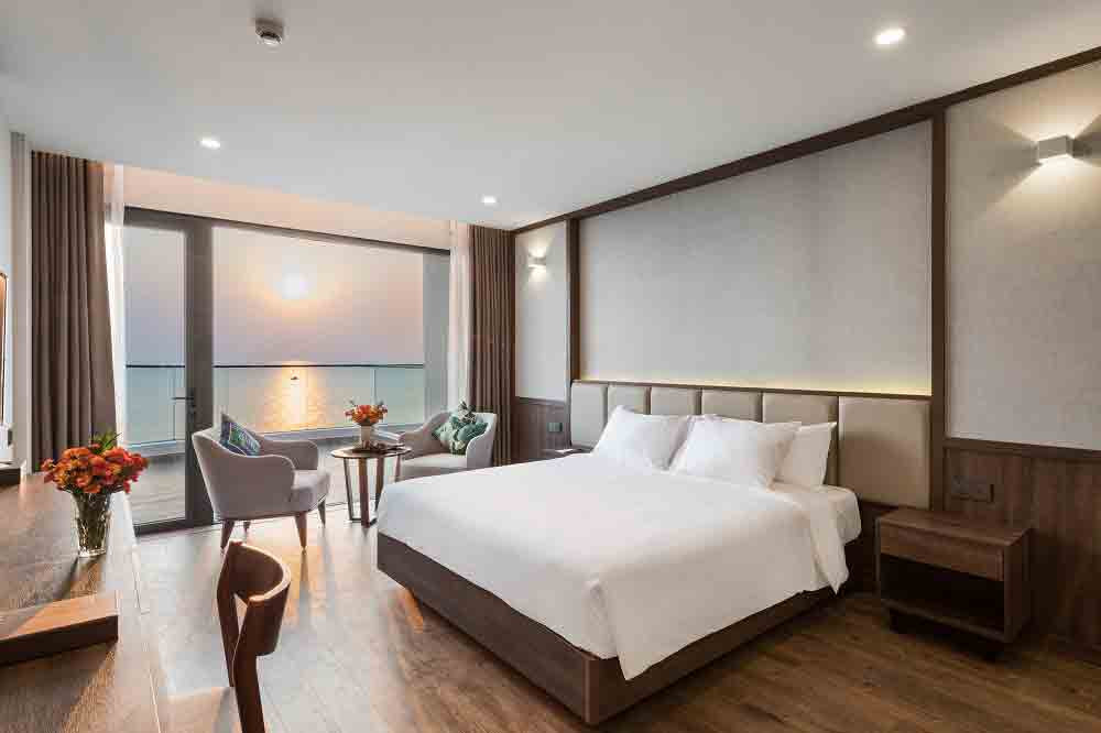 Phòng Deluxe Ocean Panorama có view hướng thẳng ra biển.