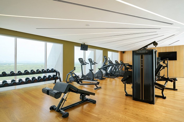Phòng gym hiện đại và đầy đủ thiết bị