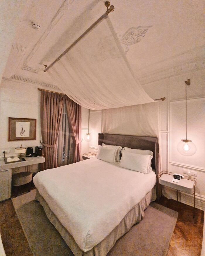 Phòng nghỉ được thiết kế sang trọng tại Mr Cas Hotels.